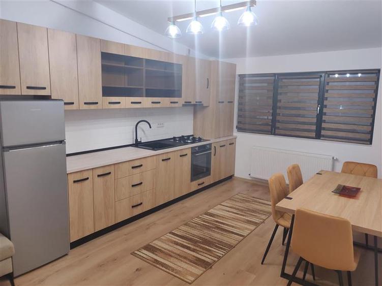 Apartament cu 3 camere decomandat, mobilat în Ipotești