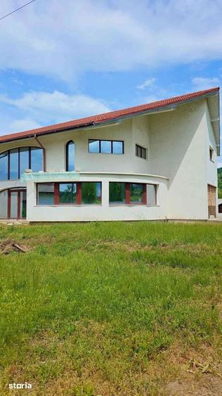 Casă cu 6 camere cu Teren 1601 Mp în Bunești
