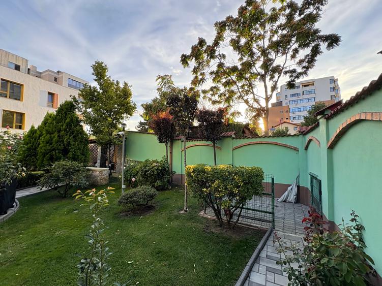 Casă individuală cu 9 camere cu Canalizare în Calea Călărașilor