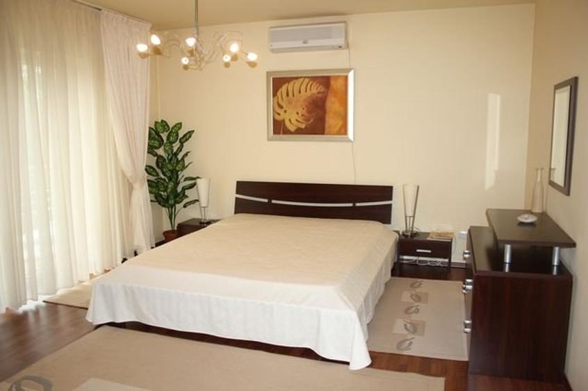 Casă cu 9 camere cu Teren 640 Mp în Pipera
