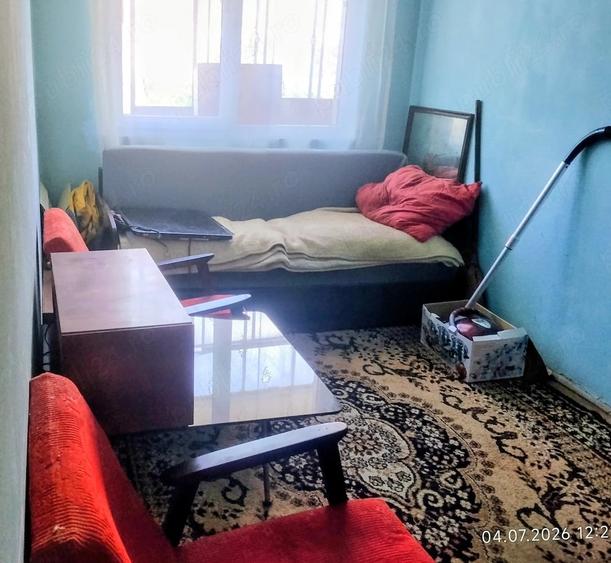 Apartament cu 3 camere semidecomandat în Micro 4