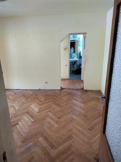 Apartament cu 4 camere semidecomandat în Central