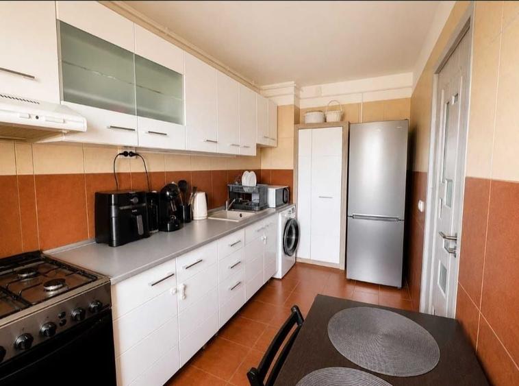 Apartament cu 3 camere decomandat în Drumul Taberei