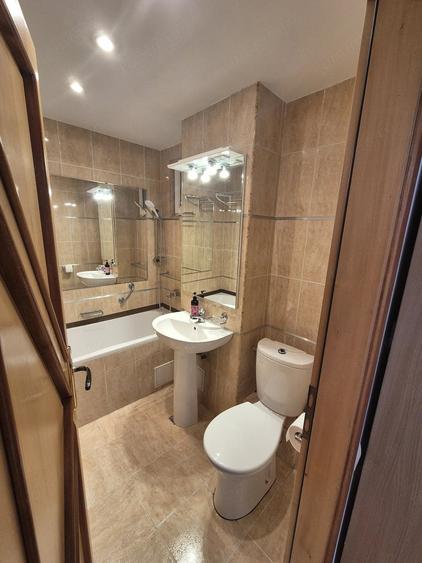 Apartament cu 3 camere semidecomandat în Centrul Civic