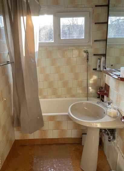 Apartament cu 3 camere semidecomandat, mobilat în Tipografilor