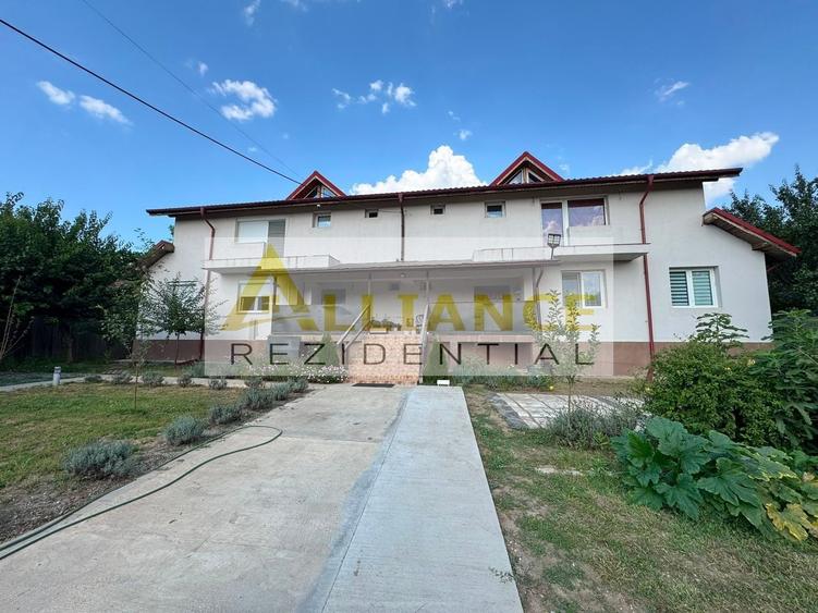 Casă individuală cu 8 camere cu Canalizare în Frumușani