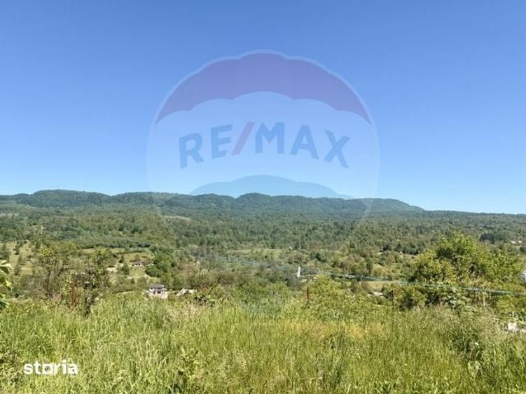 Casă cu 2 camere cu Teren 2744 Mp în Desești