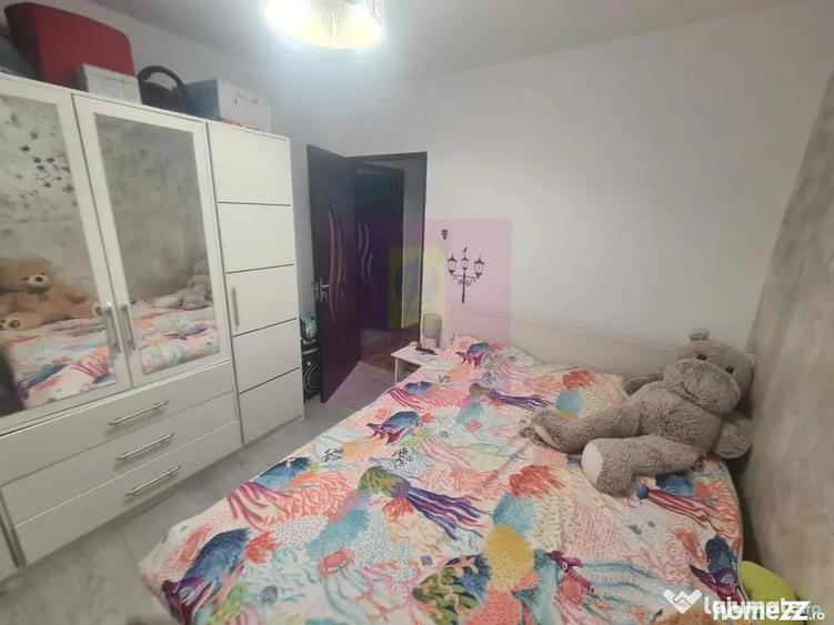 Apartament cu 3 camere semidecomandat în Cuza