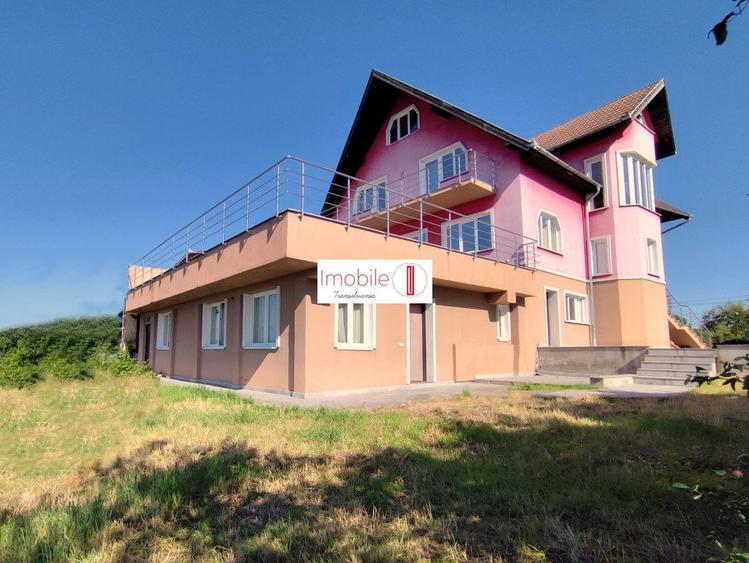 Casă individuală cu 8 camere cu Canalizare în Gruia