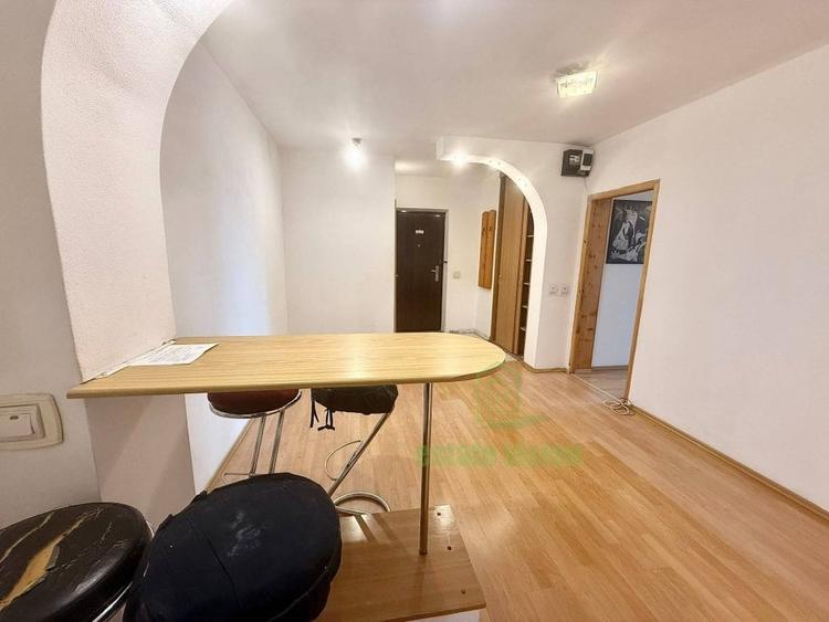 Apartament cu 3 camere semidecomandat în Moșilor
