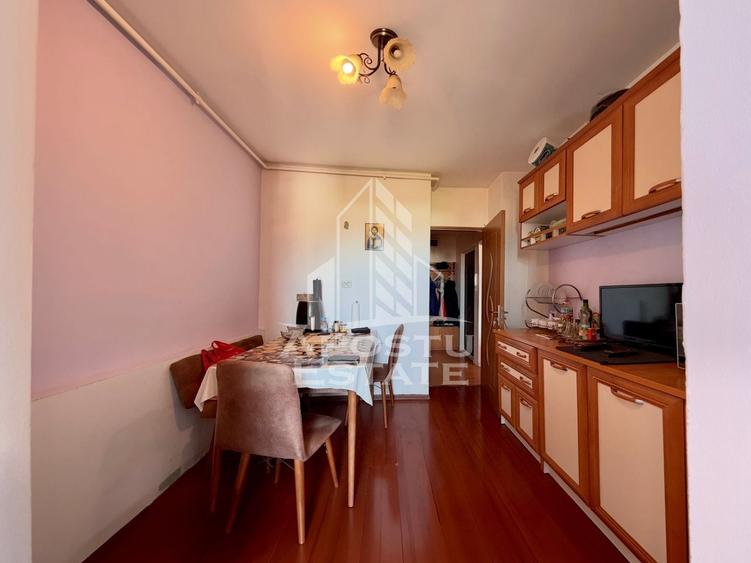 Apartament cu 3 camere decomandat, mobilat în Girocului