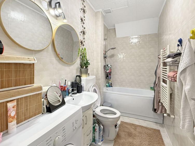 Apartament cu 3 camere semidecomandat, mobilat în Lipovei