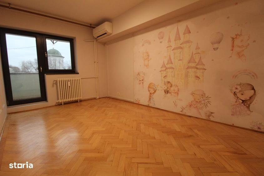 Apartament cu 3 camere decomandat, mobilat în Văcăresti