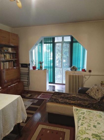 Apartament cu 4 camere semidecomandat în Rovine