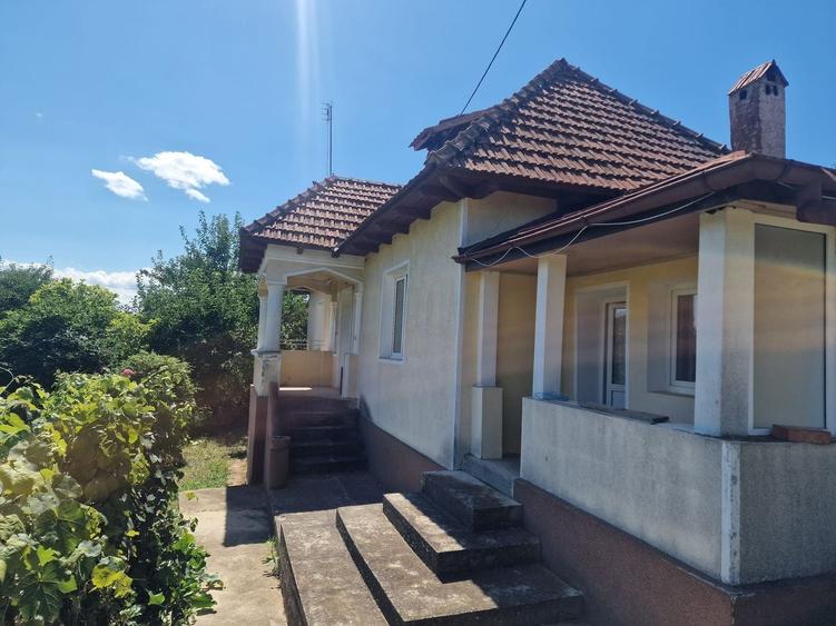 Casă individuală cu 5 camere cu Canalizare în Est
