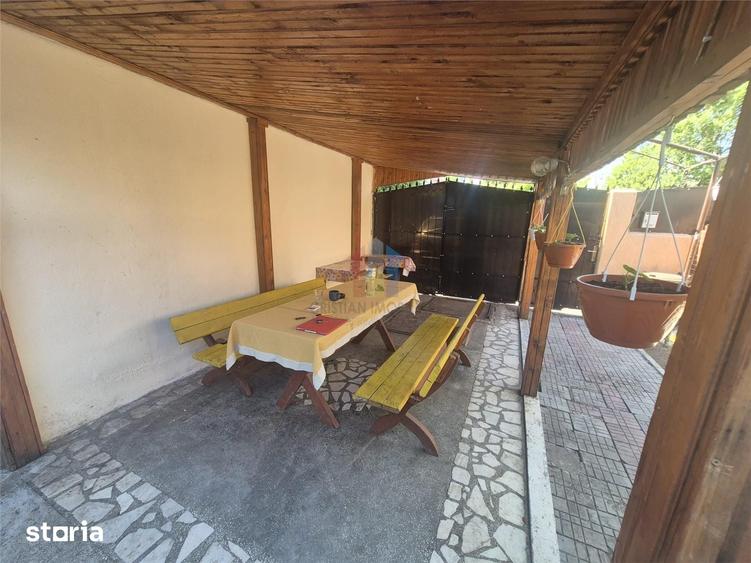 Casă cu 5 camere cu Teren 200 Mp în Școlilor