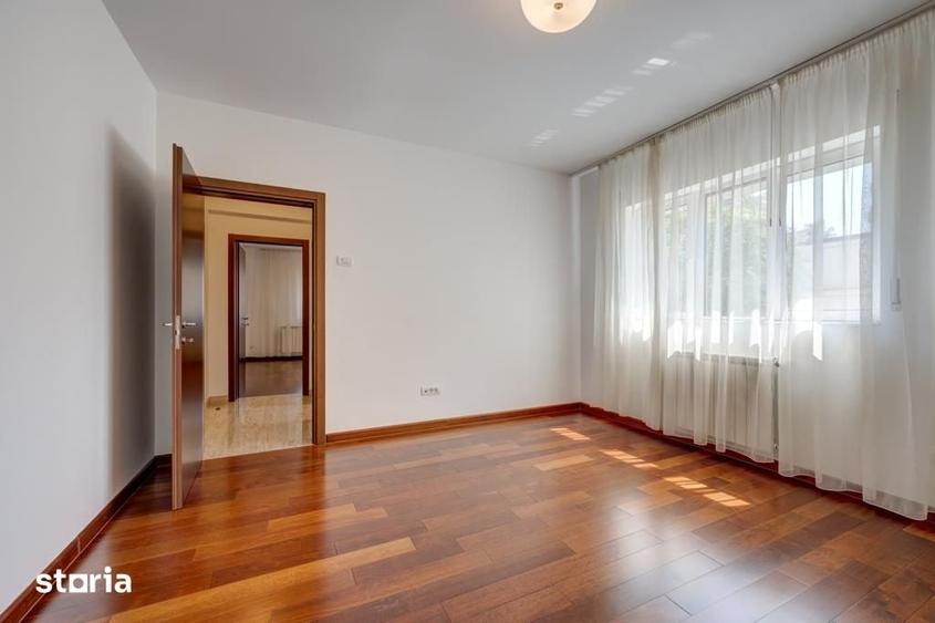 Apartament cu 4 camere în Romană