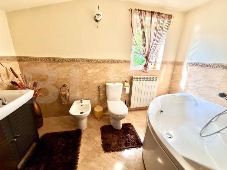 Casă individuală cu 6 camere cu Canalizare în Cetate