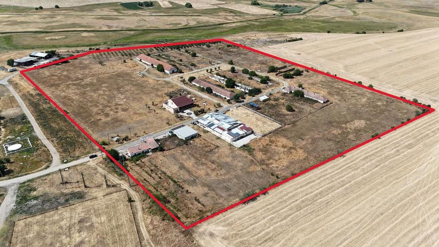 Teren Construcții intravilan de 90000 mp, în Bărăteaz