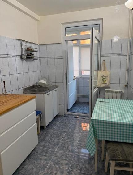 Apartament cu 2 camere semidecomandat, mobilat în Central