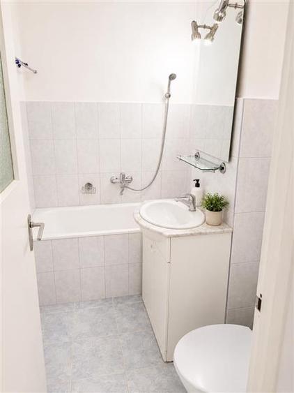 Apartament cu 3 camere decomandat în Calea București