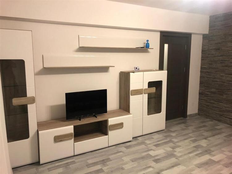 Apartament cu 2 camere semidecomandat, mobilat în Independenței