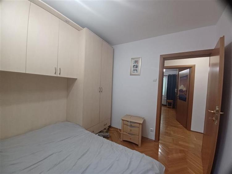 Apartament cu 3 camere nedecomandat, mobilat în Tineretului