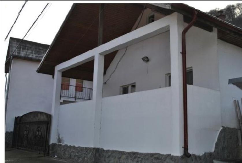 Casă individuală cu 6 camere cu Teren 4843 Mp în Robești