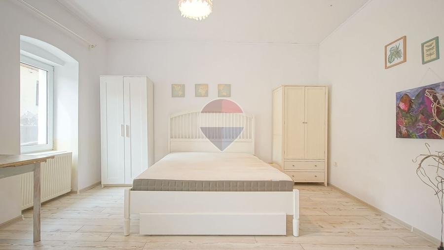 Apartament cu 3 camere semidecomandat, mobilat în Schei