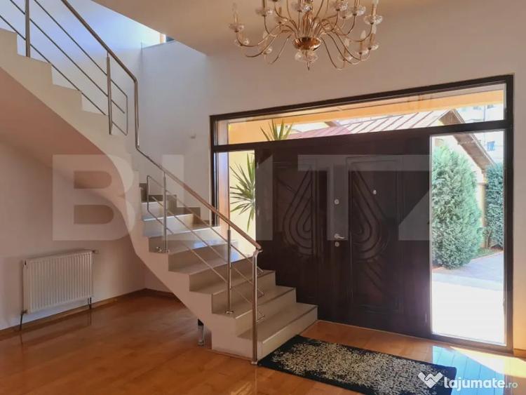 Casă cu 7 camere cu Teren 700 Mp în Central