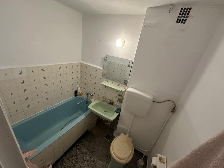 Apartament cu 3 camere semidecomandat în Berceni
