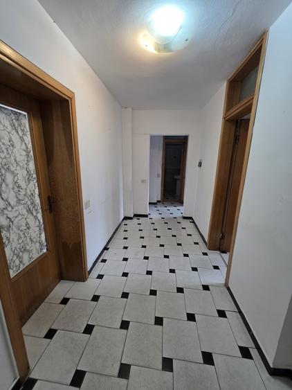 Apartament cu 3 camere decomandat în Costin Georgian