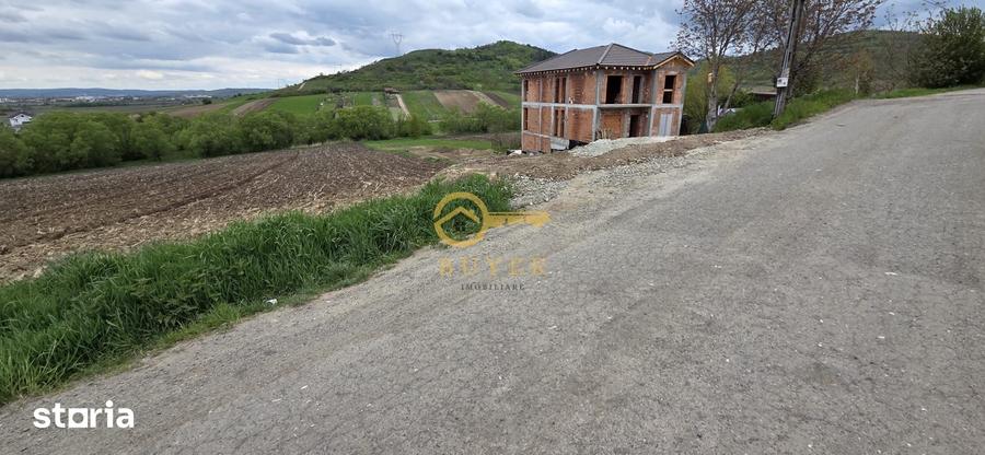 Teren de 2500 mp, în Gușterița