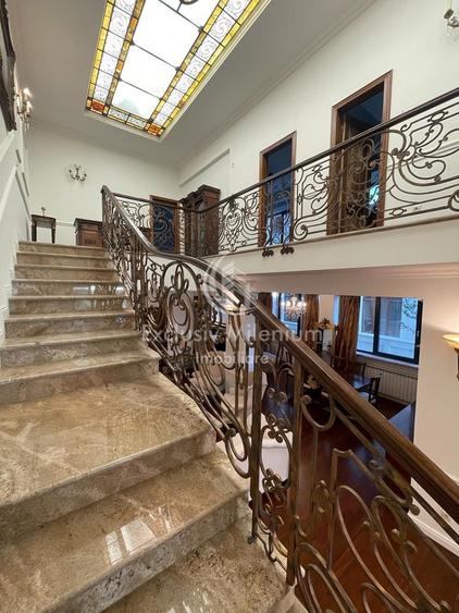 Casă individuală cu 6 camere cu Canalizare în Capitale