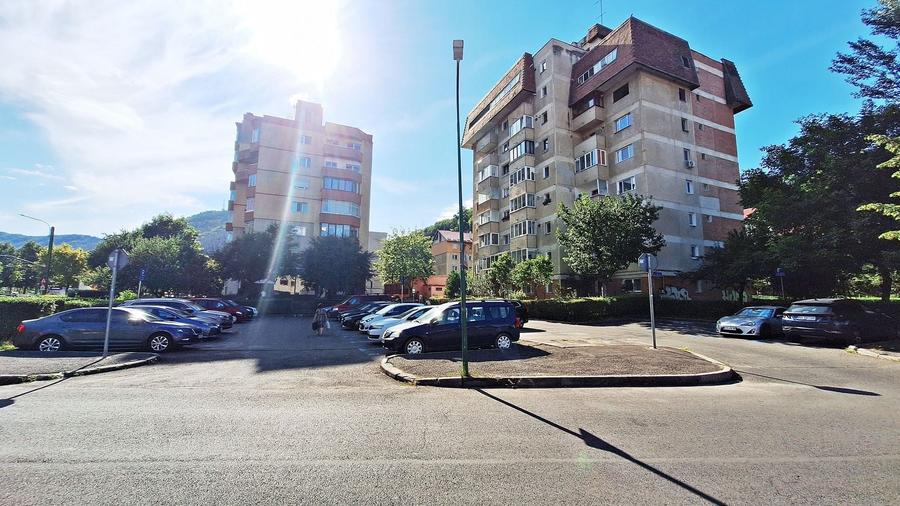Apartament cu 2 camere semidecomandat, mobilat în Răcădău