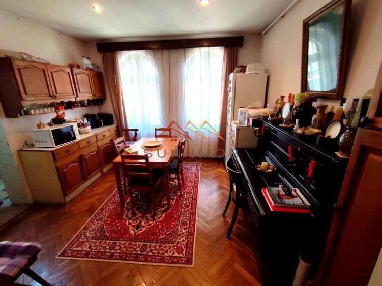 Casă individuală cu 10 camere cu Canalizare în Ultracentral