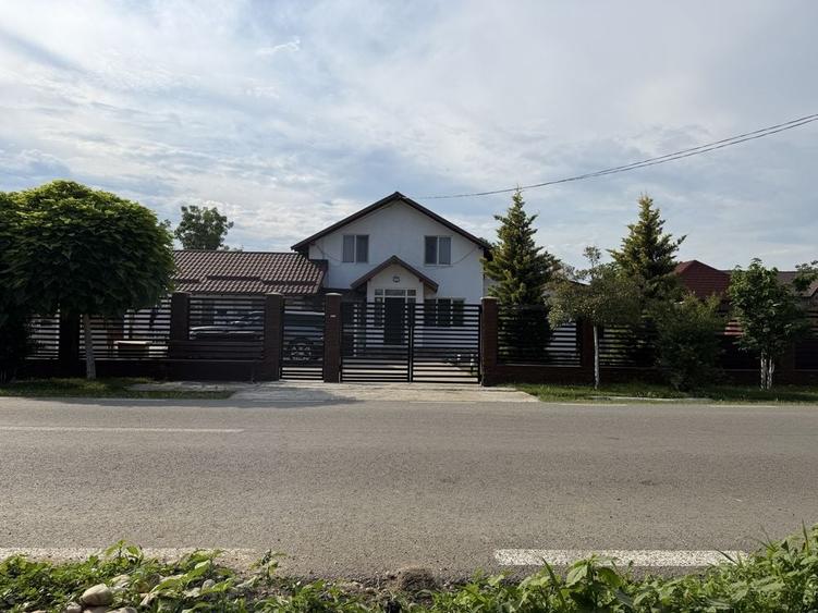 Casă cu 4 camere în Mânăstioara