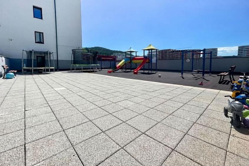 Apartament cu 3 camere semidecomandat, mobilat în Florești