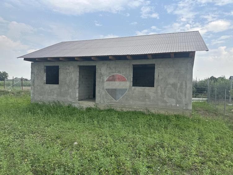 Casă cu 3 camere cu Teren 617 Mp în Slobozia (Roznov)