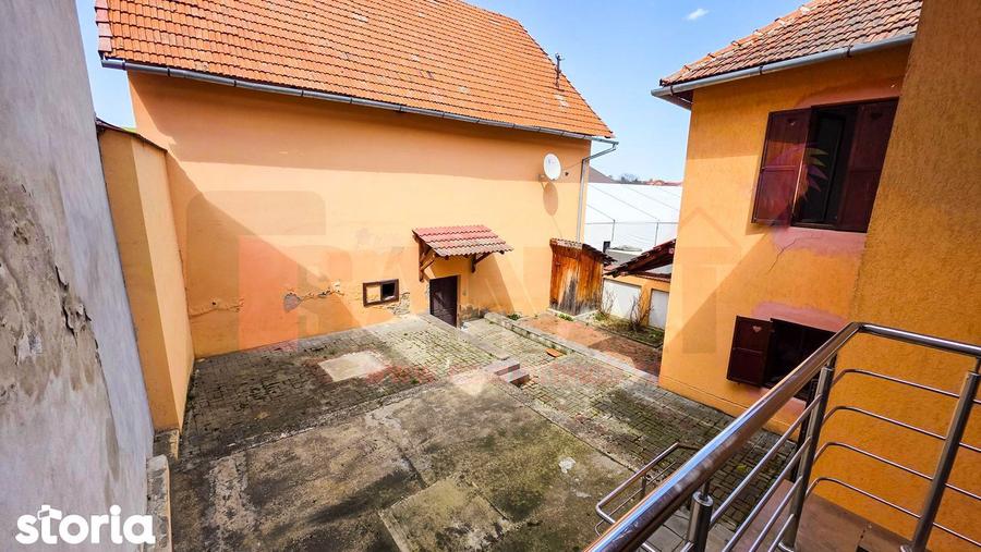 Casă cu 10 camere cu Teren 443 Mp în Poiana Sibiului
