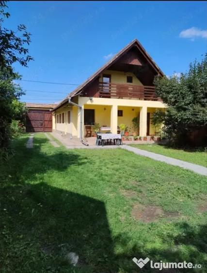 Casă cu 5 camere în Petrești