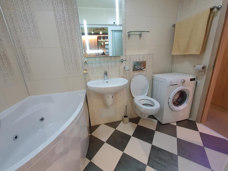 Apartament cu 3 camere semidecomandat, mobilat în Complex Studențesc