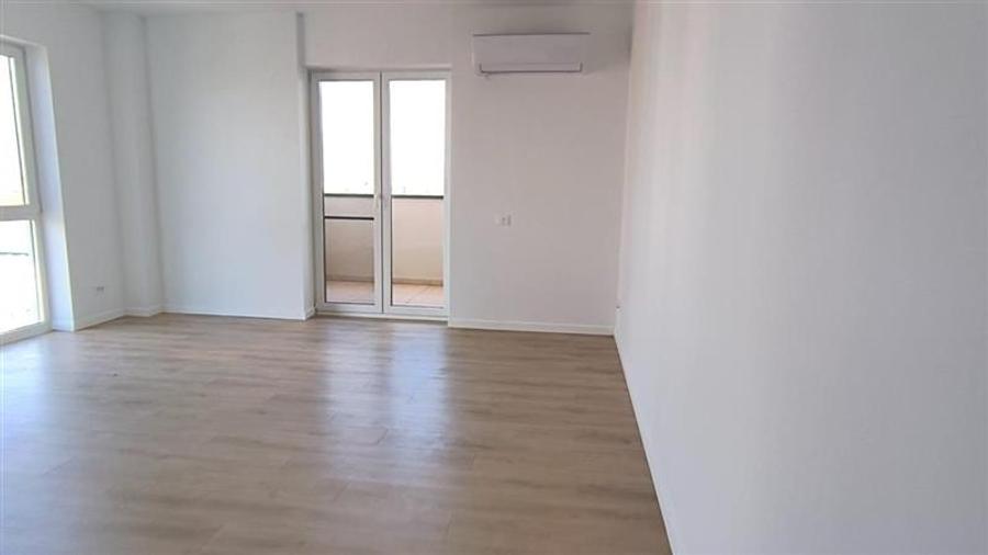 Apartament cu 3 camere nedecomandat în Aradului