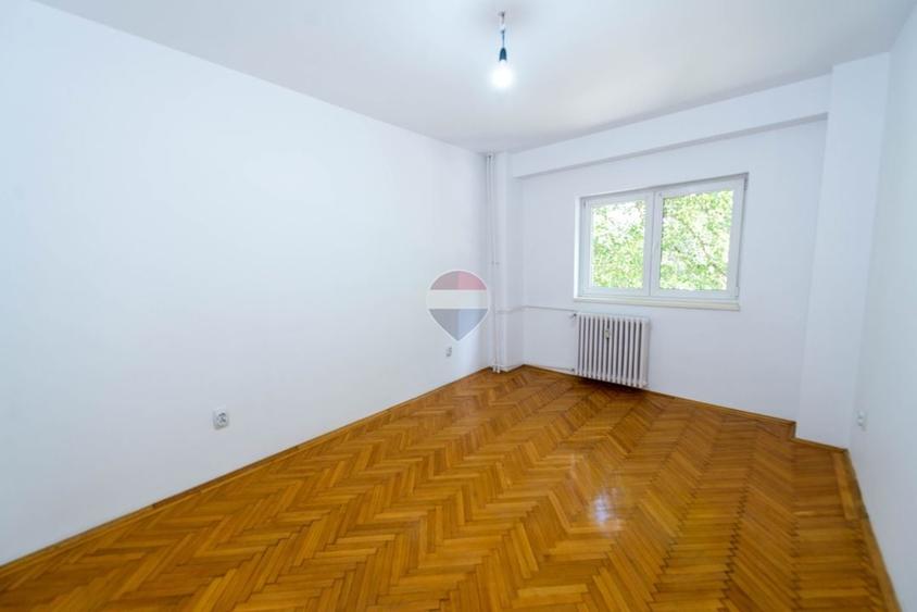 Apartament cu 3 camere decomandat în Victoriei