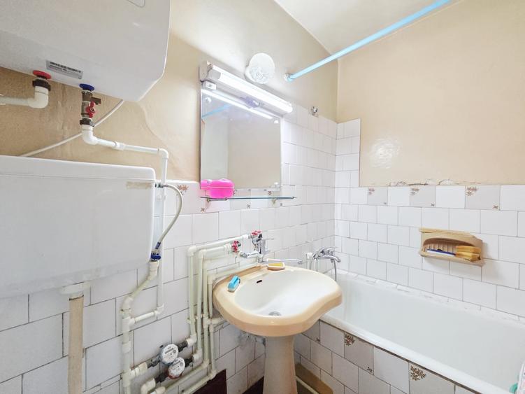 Apartament cu 3 camere semidecomandat în Central