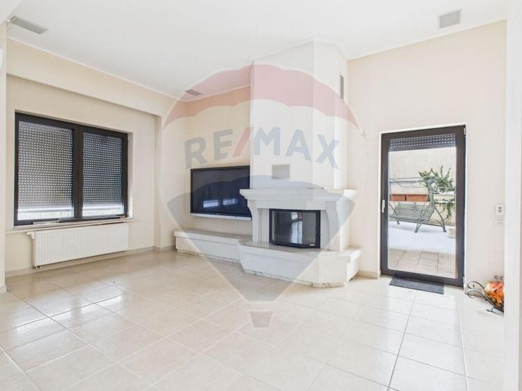 Apartament cu 5 camere decomandat în Ștefan cel Mare