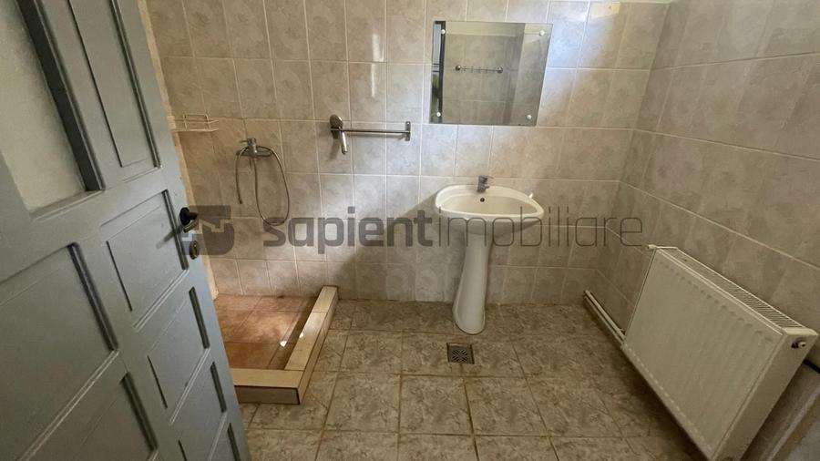 Casă individuală cu 8 camere cu Canalizare în Mierlău