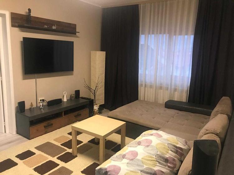 Apartament cu 3 camere semidecomandat în Răcădău