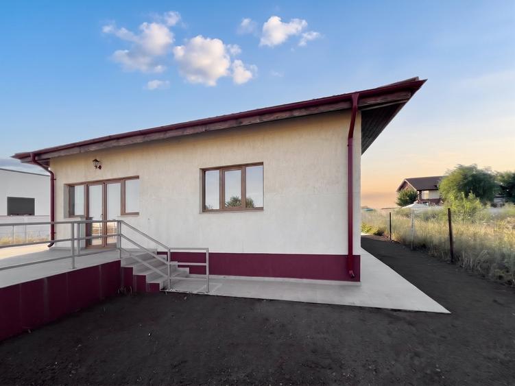 Casă individuală cu 4 camere cu Piscina în Frumușani