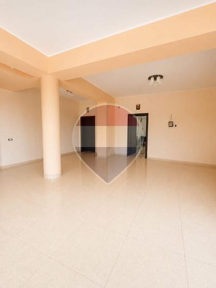 Casă individuală cu 12 camere cu Piscina în Fundeni